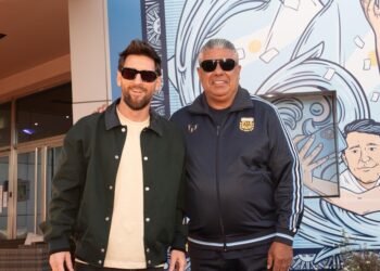 La emotiva bienvenida de Chiqui Tapia a Messi en su llegada a Ezeiza