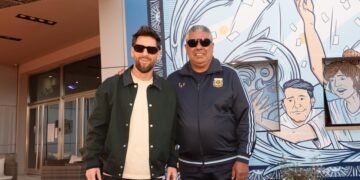 La emotiva bienvenida de Chiqui Tapia a Messi en su llegada a Ezeiza